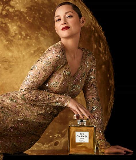 actrice pub chanel 2020|Marion Cotillard valse sur la Lune pour la nouvelle campagne .